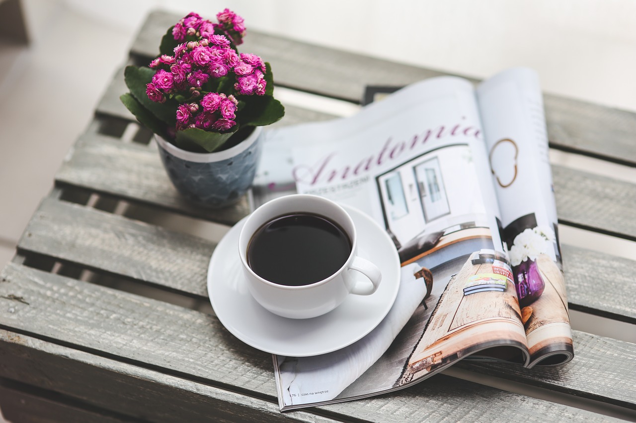 コーヒーと雑誌と花